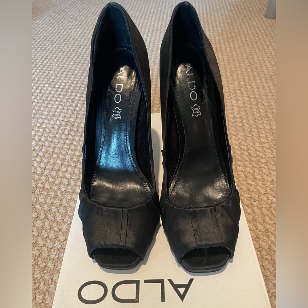 Aldo Black Satin Peep Toe Pump Sz 9